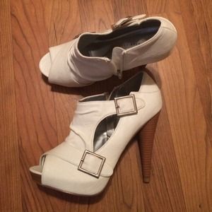 👠REDUCED👠 White with tan heels