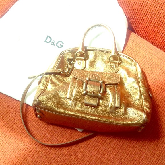 Auth Dolce & Gabbana shoulder bag.