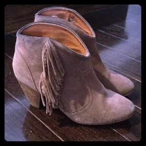 Steve Madden " pisttol "fringe booties