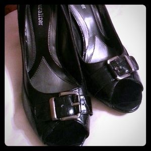 Blacl leather peep toe pump