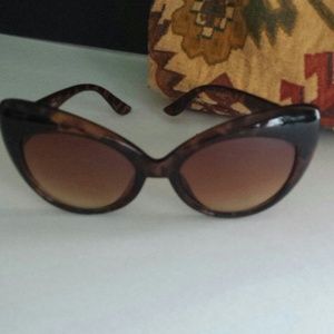 Tortoiseshell Retro style cat eye sunglasses