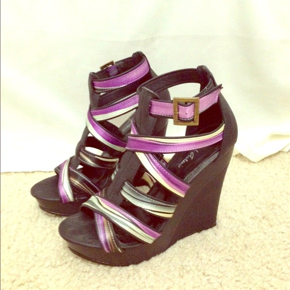 Shoes - Strappy black wedges