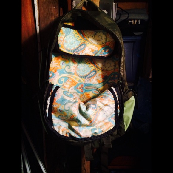 Green and brown Women's Dakine backpack. - Picture 2 of 4
