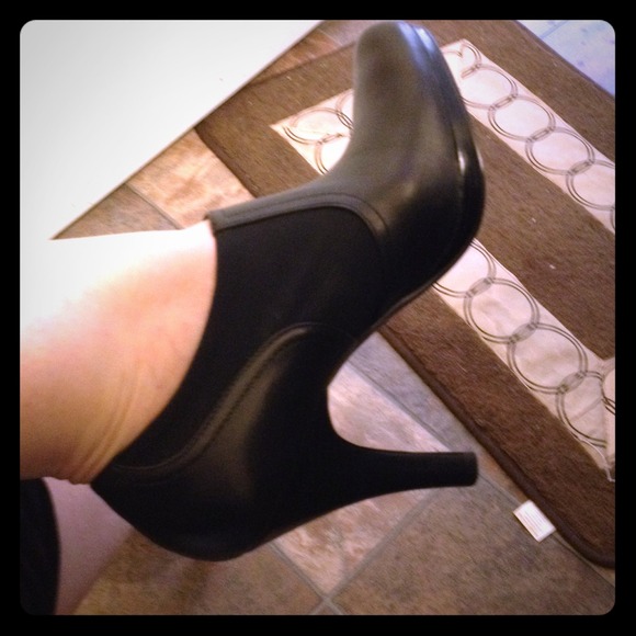 Black alfani bootie heels!