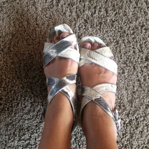 Gorgeous silver/grey/white sandal