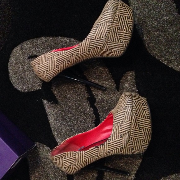 Cute platform pumps! ❤️😍 - Picture 3 of 4