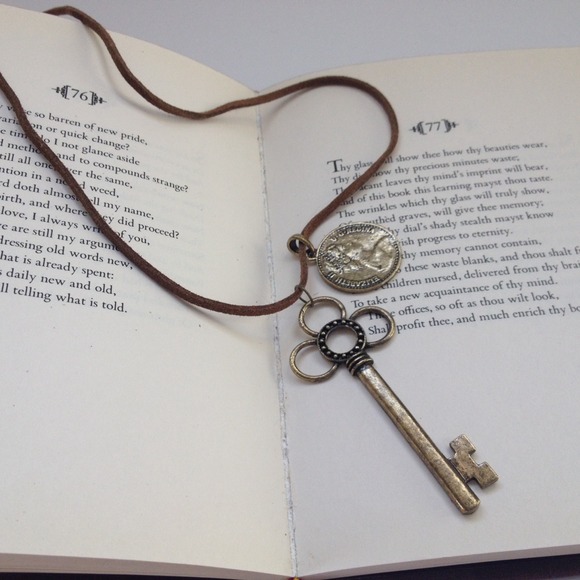 ️NWT Celebrity Vintage Style Necklace - Picture 2 of 3