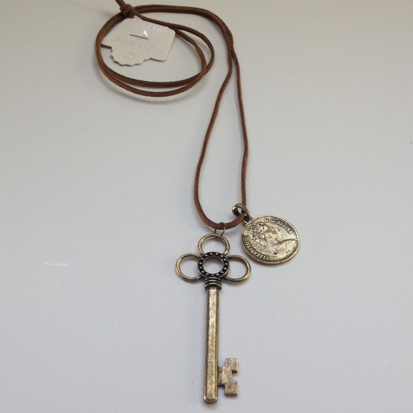 ️NWT Celebrity Vintage Style Necklace - Picture 3 of 3