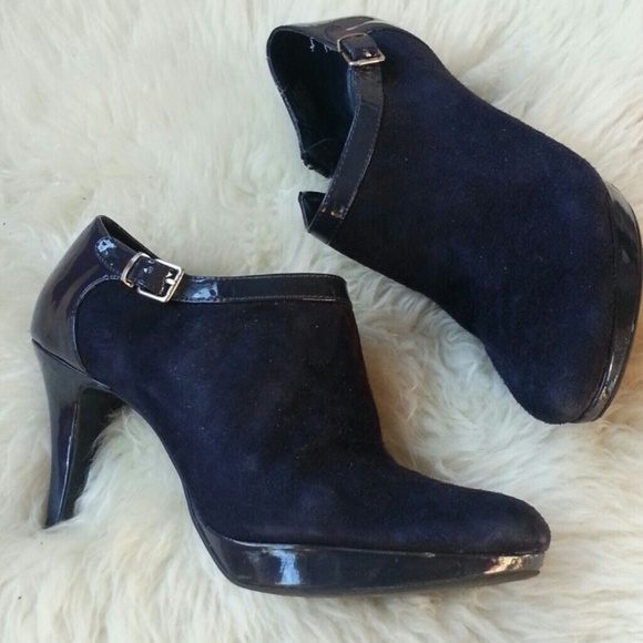 Hip navy bootie