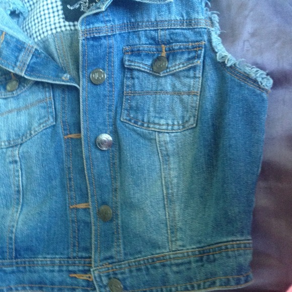 a cute denim cropped jacket ! - Picture 2 of 3