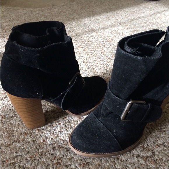 🚫SOLD🚫Black booties with brown heel