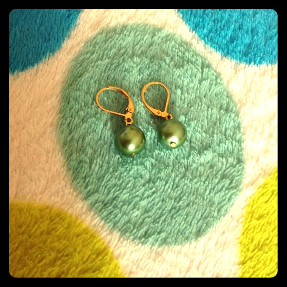 NWOT Green pearl earrings