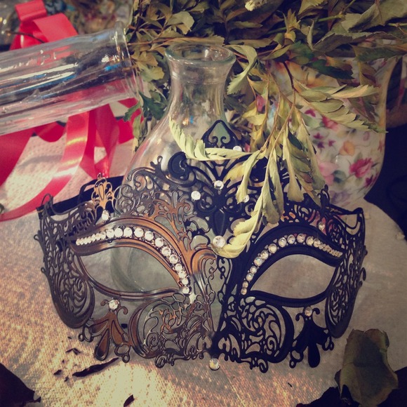 Black masquerade mask