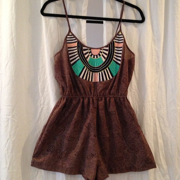 SOLD 🚫🚫🚫🚫🚫🚫🚫🚫Embroidered romper