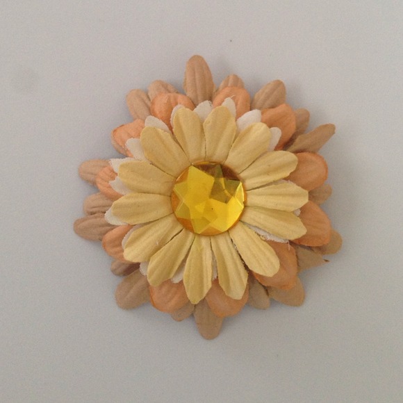 🌻Yellow & Tan Flower Clip
