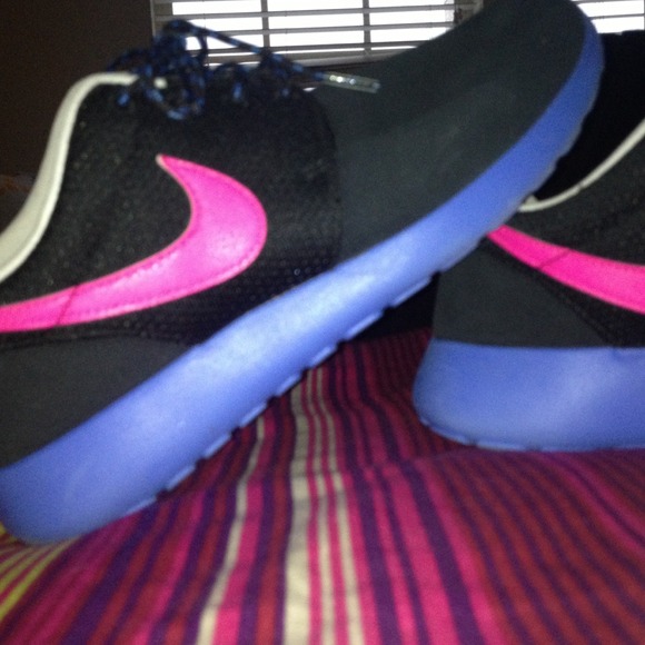 Black & Pink Nike Roshe