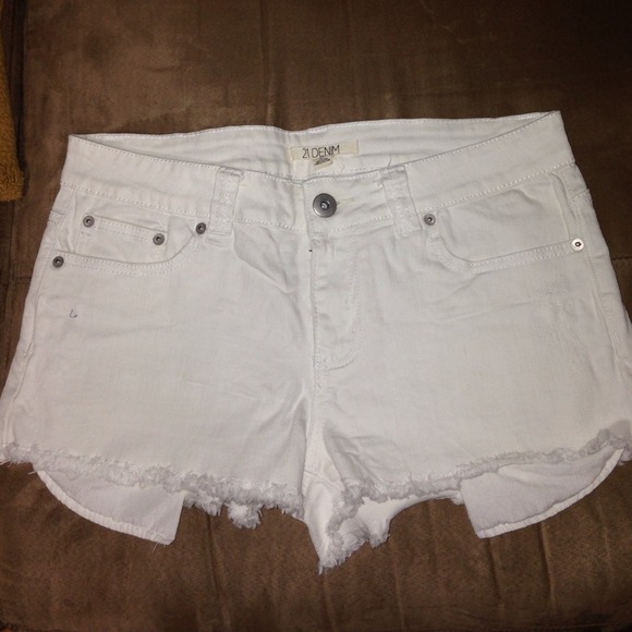 Short white denim jeans.