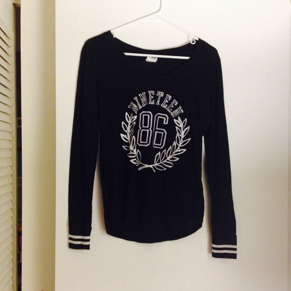 💝Host Pick💝 VS Pink Long Sleeve Jersey Tee - Picture 2 of 3