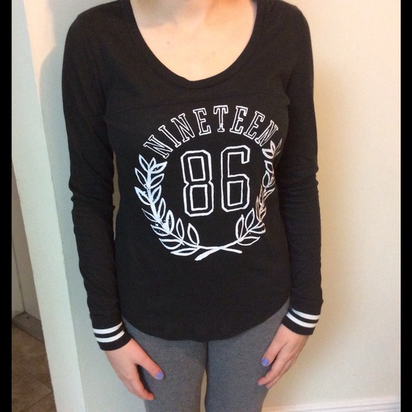 💝Host Pick💝 VS Pink Long Sleeve Jersey Tee - Picture 3 of 3