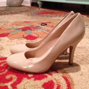 Brand new Nine West nude pumps!!
