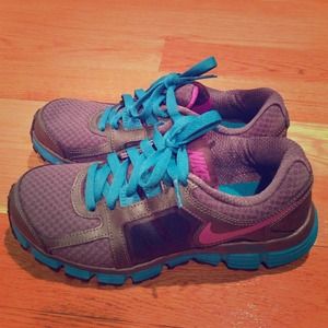 {Nike running shoes}