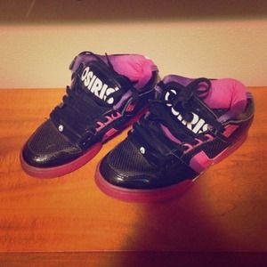 I'm selling size 6, Orisis