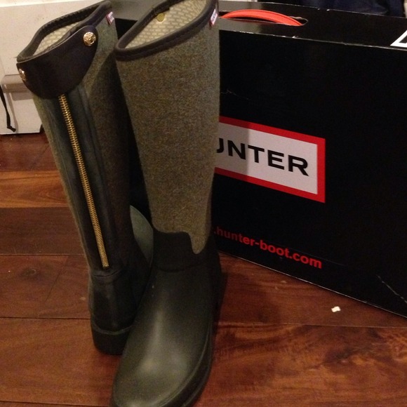 Hunter dark olive bessy rain boots. Offers welcome