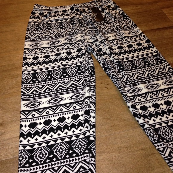 ⛔️CLEARANCE SALE⛔️💕💚Aztec  Print Legging💕💚 - Picture 2 of 2