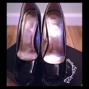 NIB**Blk patent pumps