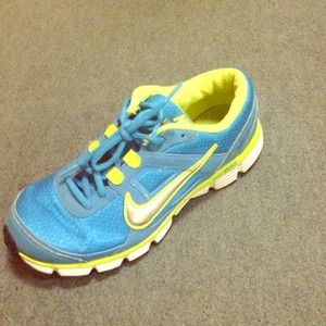Nike dual fusion running shoe