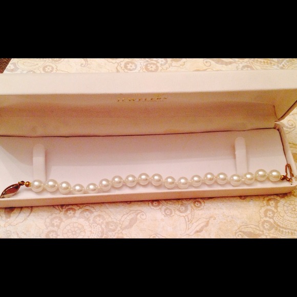 Stunning, simple one strand pearl bracelet