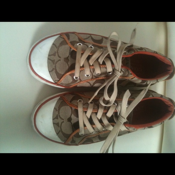 signature coach sports shoes size 7.5