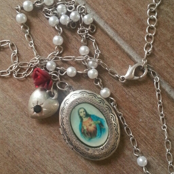Locket & pearls Jesus rose and heart