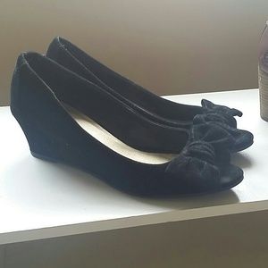 bow heel black pump