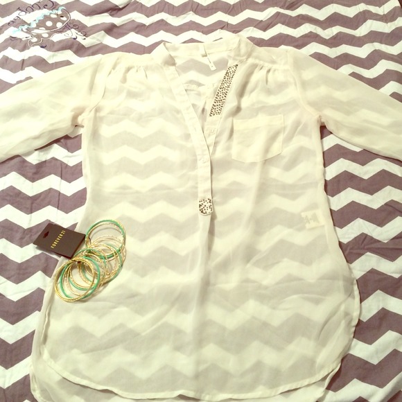 🚫SOLD IN BUNDLE🚫Ivory top
