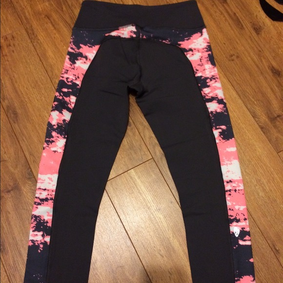 🚫bundled🚫 Cute Ellie "To dye for" athletic crops - Picture 2 of 4