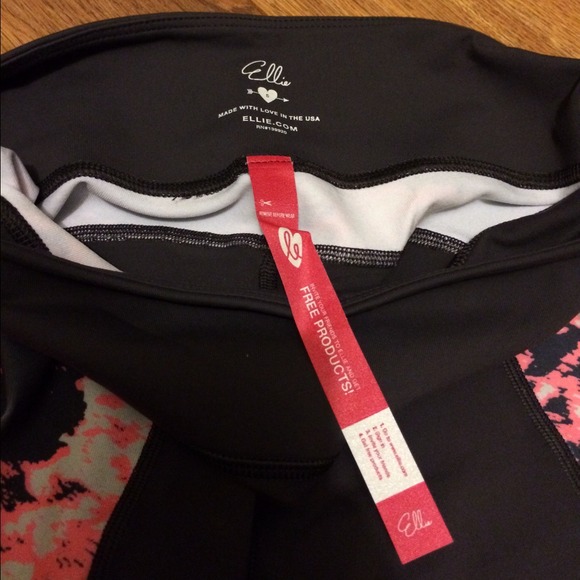 🚫bundled🚫 Cute Ellie "To dye for" athletic crops - Picture 3 of 4