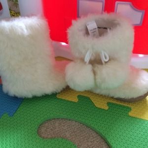 White baby gap fur boots ,brand new ,really cute!!