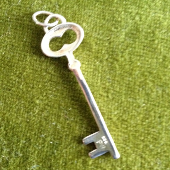Silver key pendant/charm - Picture 2 of 4