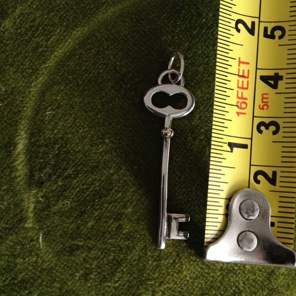 Silver key pendant/charm - Picture 3 of 4