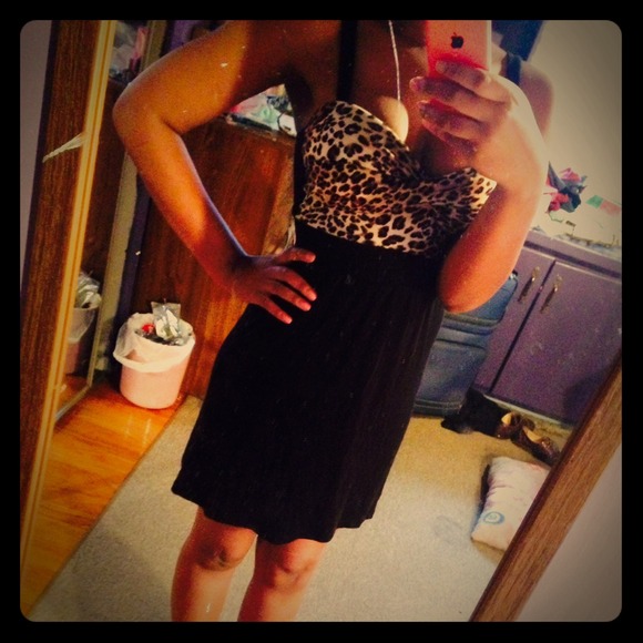 Dress on SALE STILL has tag on it - Picture 1 of 3