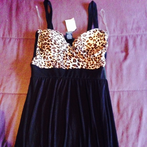 Dress on SALE STILL has tag on it - Picture 3 of 3