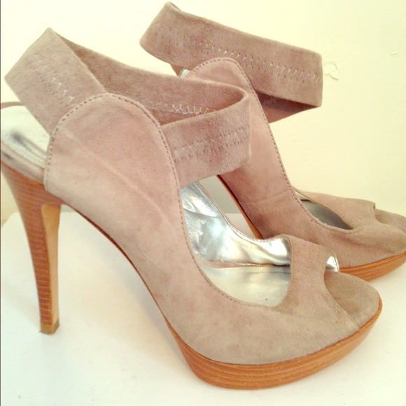 Pelle moda grey suede and wood heals