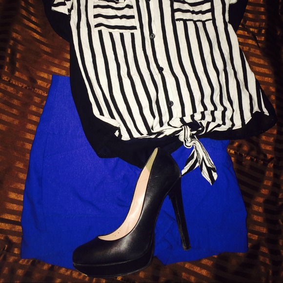 Striped & white blouse & blue high waisted shorts - Picture 2 of 4