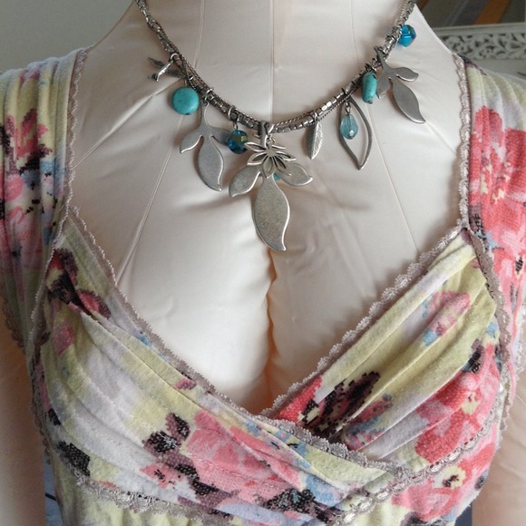 SOLD IN BUNDLE!!! Flowery Top - Picture 2 of 3