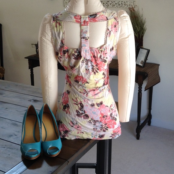 SOLD IN BUNDLE!!! Flowery Top - Picture 3 of 3