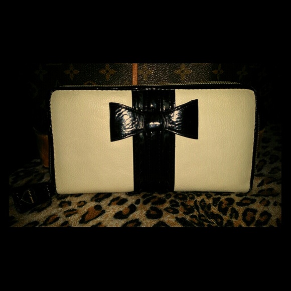 Betsey Johnson "Bow Tied Bone" Zip Around Wallet.