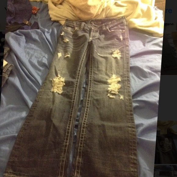 Distressed men's jeans