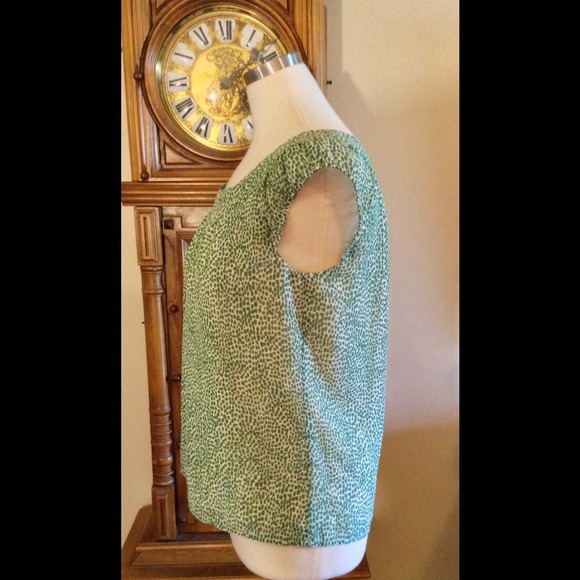 🚫🚫SOLD-Adorable green top by Anne Klein!🚫🚫 - Picture 2 of 3
