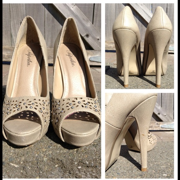 💕HP💕 LASER CUT PEEP TOE WITH STUD ACCENTS - Picture 2 of 3